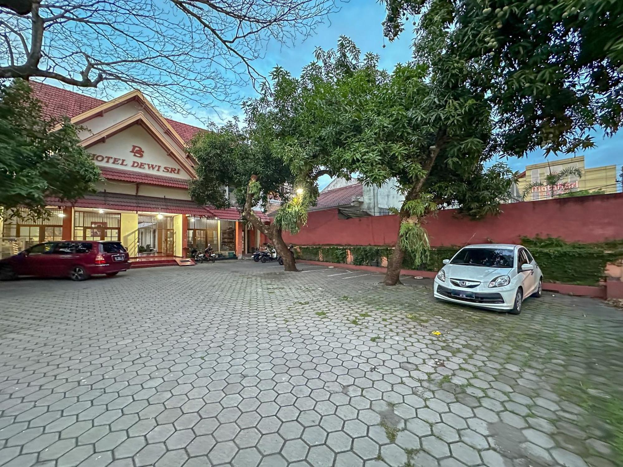 OYO 759 Hotel Dewi Sri Yogyakarta Exterior foto