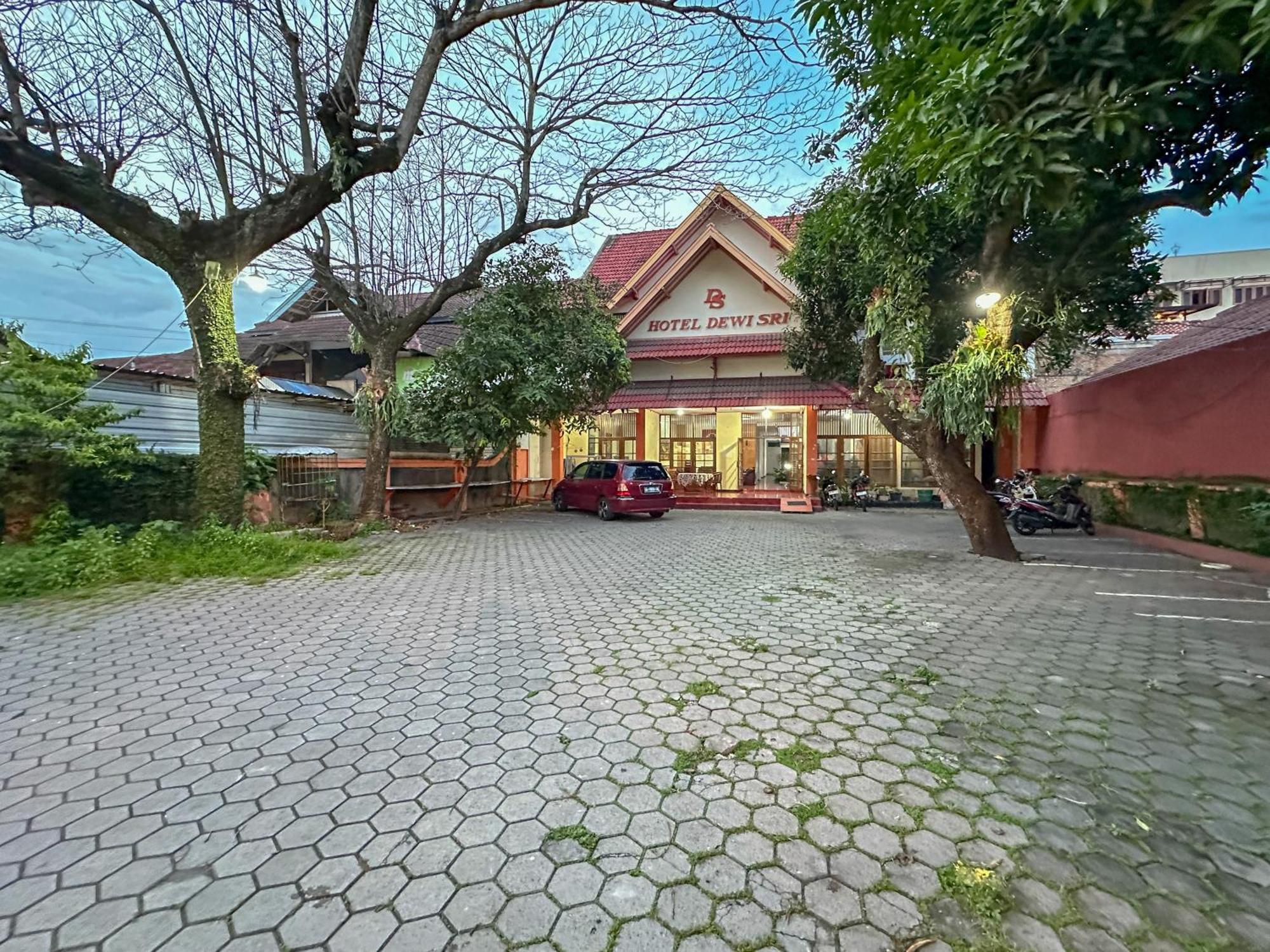OYO 759 Hotel Dewi Sri Yogyakarta Exterior foto